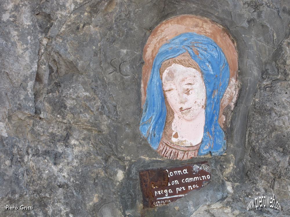 27 Madonnina sulla roccia.JPG